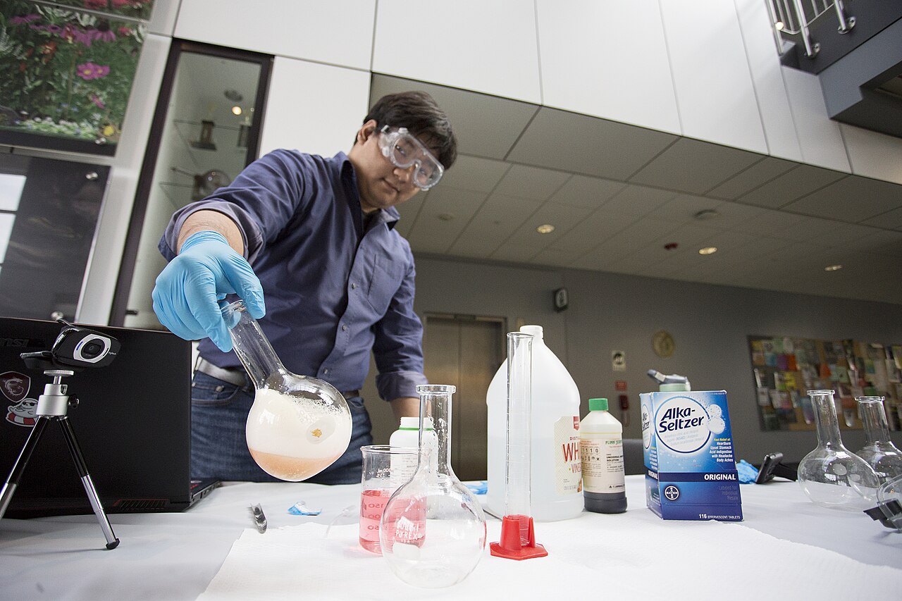 Pokaz doświadczenia chemicznego w College of DuPage w USA. Zdjęcie poglądowe; nie przedstawia Olsztyńskich Dni Nauki i Sztuki.