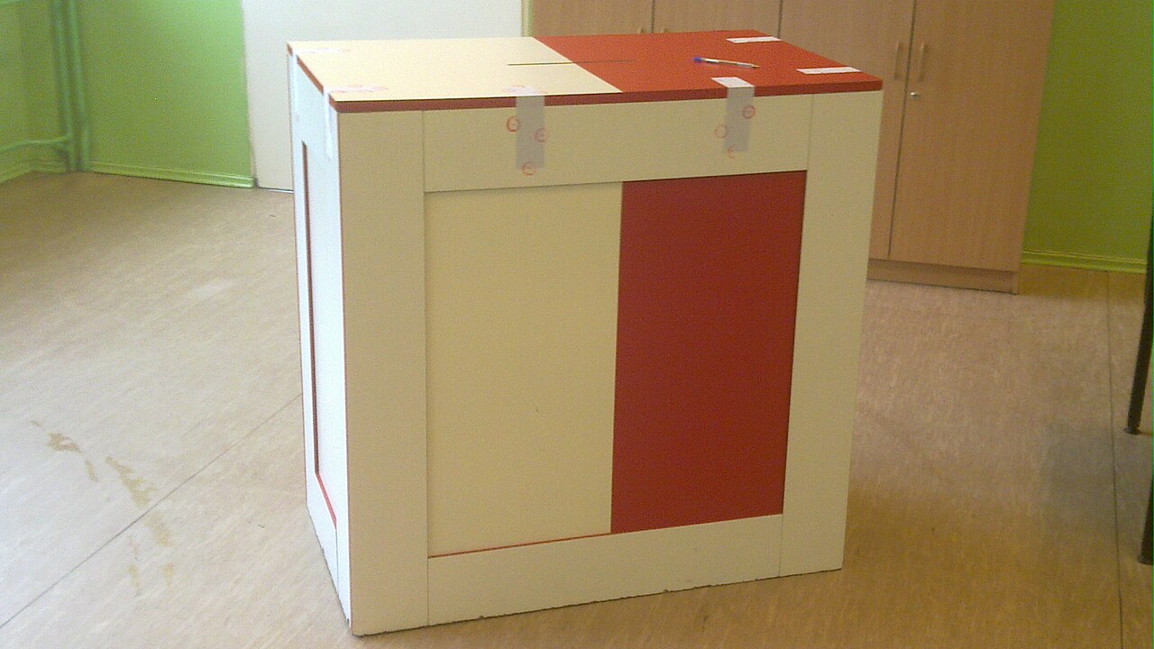 Urna wyborcza podczas wyborów w Polsce w 2010 roku. Zdjęcie archiwalne, poglądowe; nie przedstawia wyborów w Bałągu.