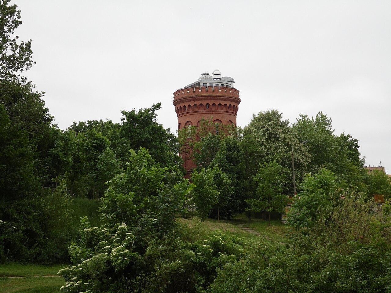 Obserwatorium Astronomiczne w dawnej wieży ciśnień w Olsztynie na archiwalnym zdjęciu z 2014 roku. Fotografia nie przedstawia październikowego pokazu nieba.