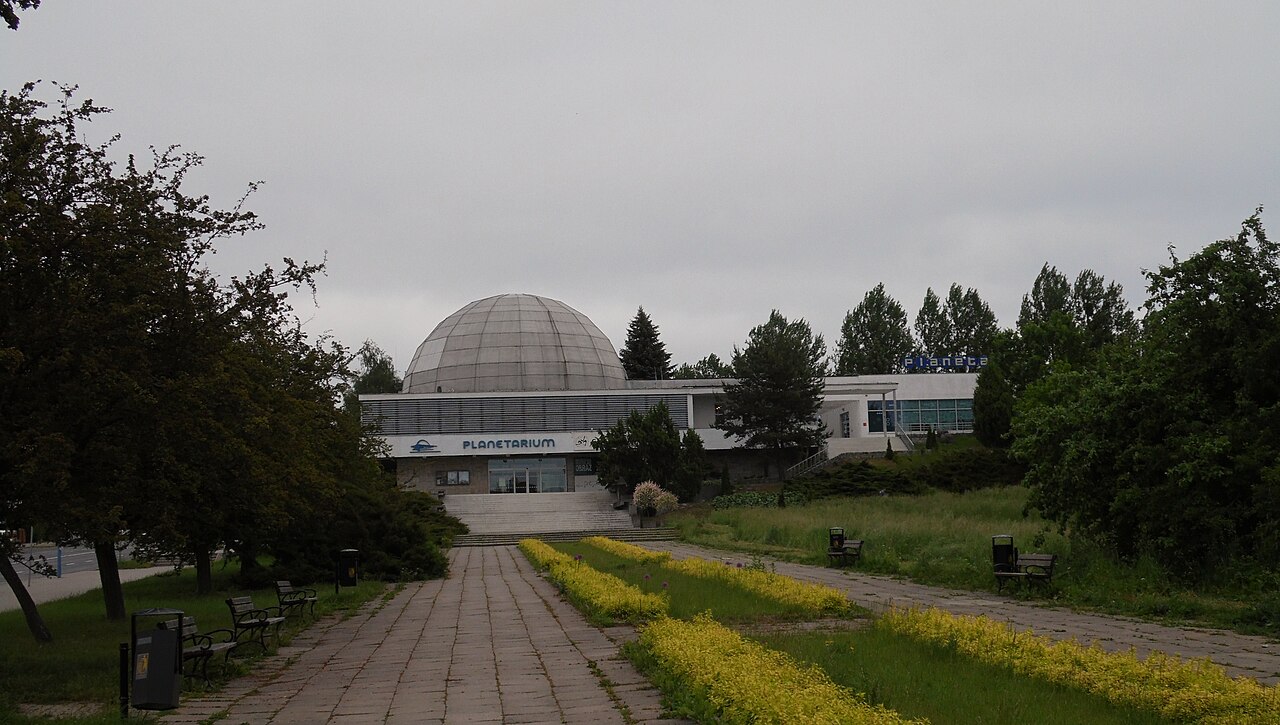 Olsztyńskie Planetarium na archiwalnym zdjęciu z 2014 roku. Fotografia przedstawia obiekt przed obecną modernizacją, nie nowe pokrycie kopuły.