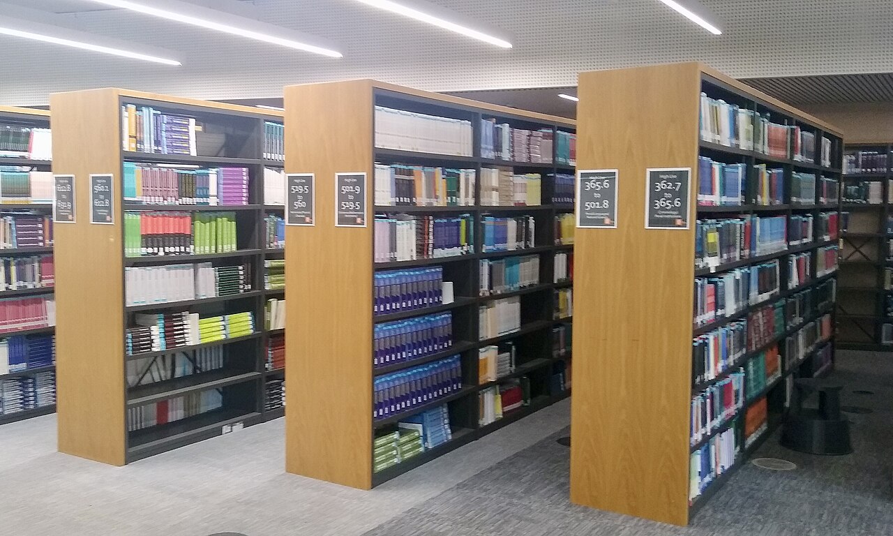 Regały z książkami w bibliotece Royal Holloway w Wielkiej Brytanii, wrzesień 2026. Zdjęcie poglądowe; nie przedstawia biblioteki ani książkomatu UWM.