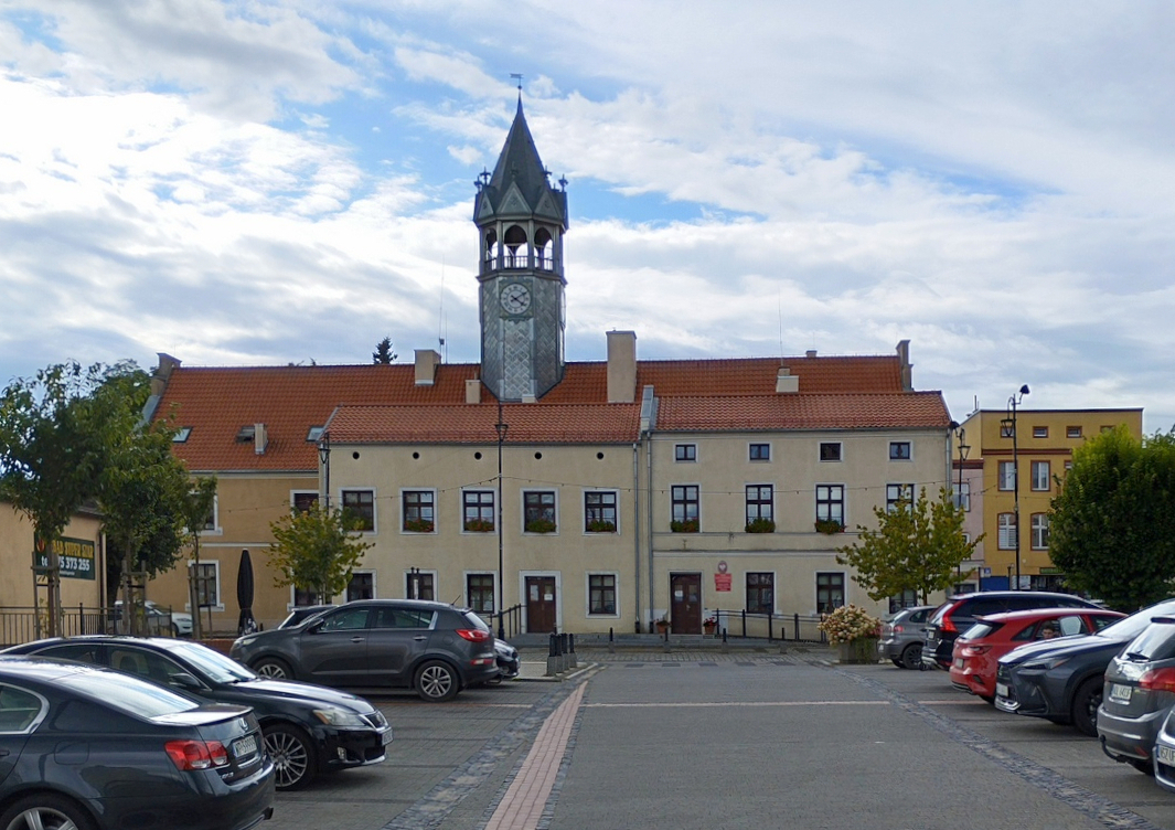 Ratusz w Barczewie na fotografii Gorofila z 2025 roku. Zdjęcie siedziby samorządu prowadzącego procedurę planistyczną, nie terenu objętego planem dla Marun.