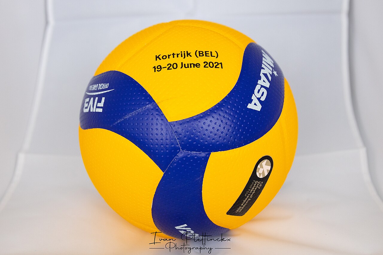 Piłka Mikasa V200W z turnieju European Golden League Final Four 2021 w Belgii; zdjęcie poglądowe, nie pochodzi z meczu AZS UWM z MOS Wola.