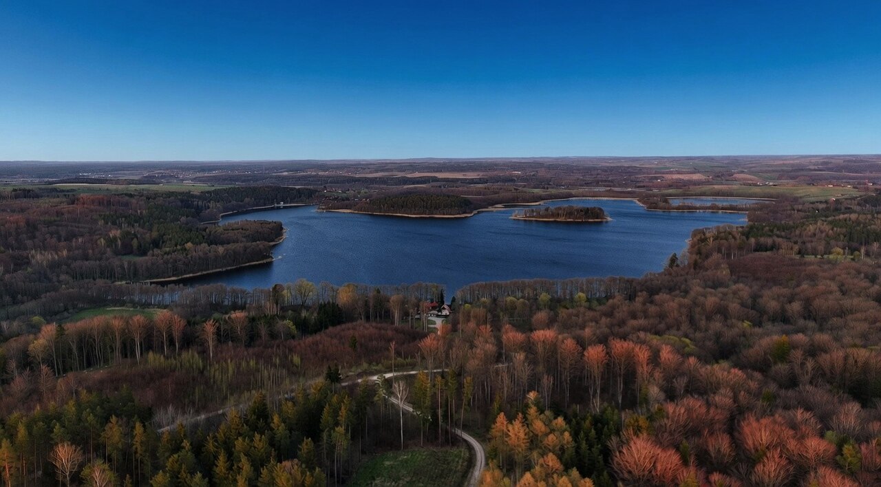 Jezioro Limajno z lotu ptaka, kwiecień 2026 roku. Zdjęcie archiwalne; nie przedstawia październikowych zawodów ani przebiegu ich trasy.