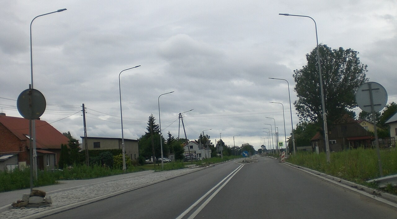 Droga krajowa nr 22 w Królewie; zdjęcie poglądowe tej samej trasy, nie przedstawia planowanej obwodnicy Jegłownika.