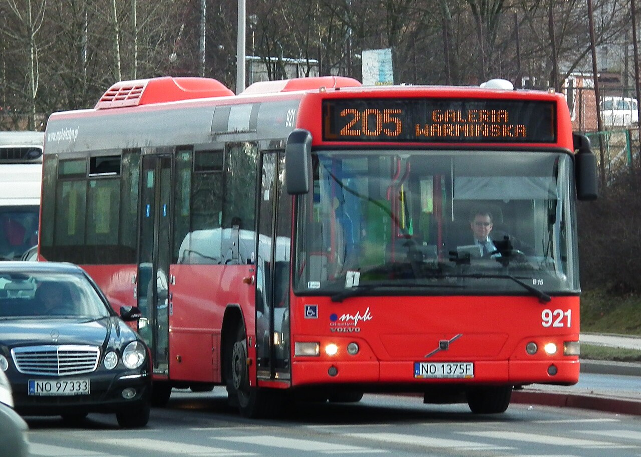 Autobus linii 205 w Olsztynie — archiwalne zdjęcie ilustracyjne do tematu komunikacji