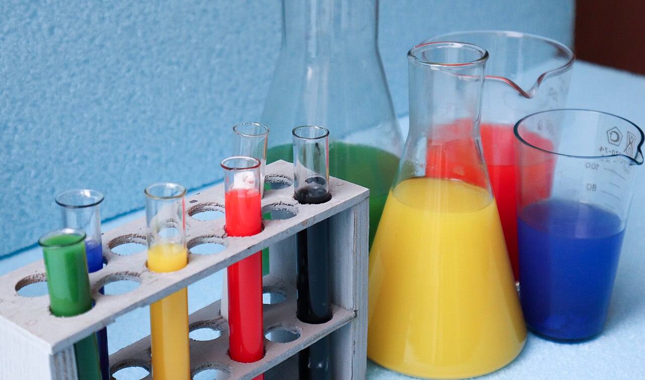 Szkło i wyposażenie laboratoryjne. Zdjęcie poglądowe; nie przedstawia laboratoriów UWM ani tegorocznego festiwalu.