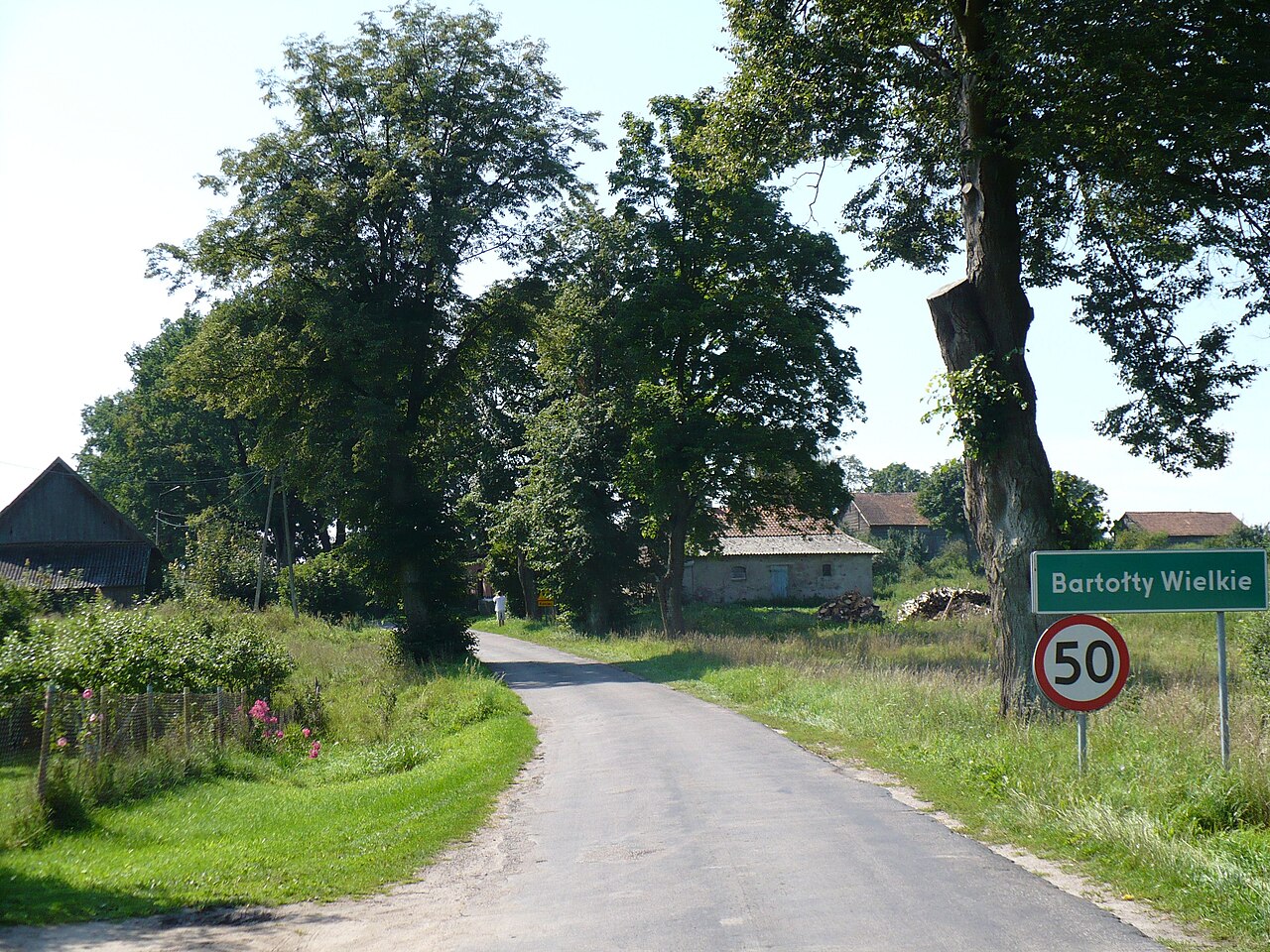 Bartołty Wielkie na fotografii użytkownika Maly LOLek z 2007 roku. Widok archiwalny miejscowości; nie przedstawia projektu rozbudowy drogi.