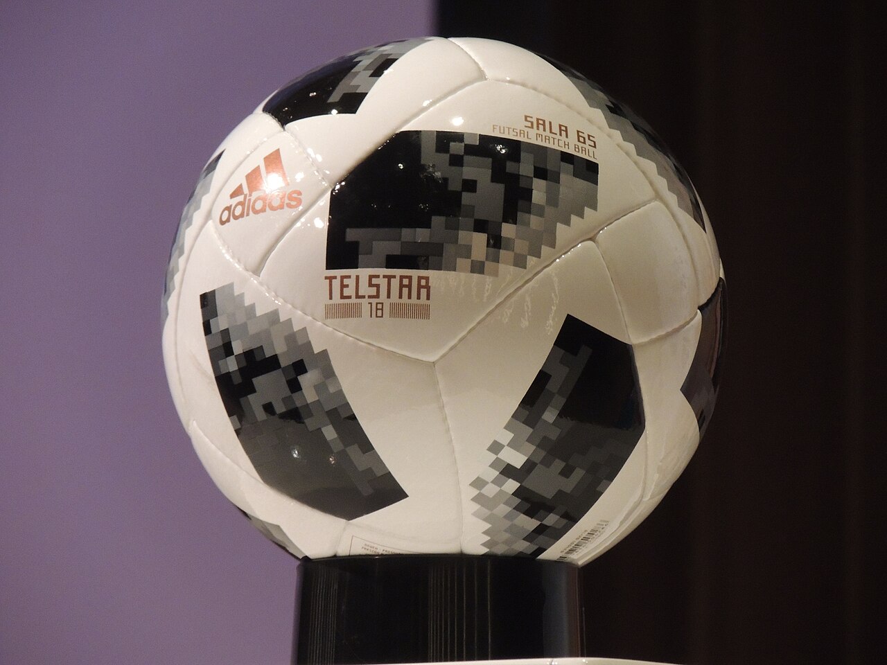 Piłka futsalowa Adidas Telstar 18 podczas losowania turnieju w 2018 roku. Zdjęcie poglądowe, niezwiązane z rozgrywkami WMZPN.