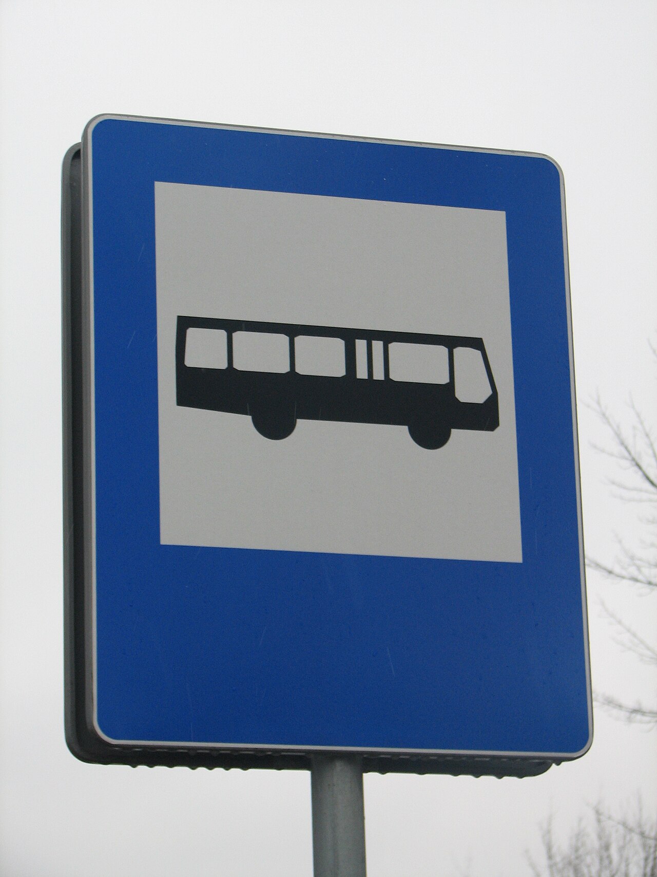 Znak przystanku autobusowego na fotografii Kamila Korbika. Zdjęcie poglądowe; nie przedstawia przystanku linii S6.