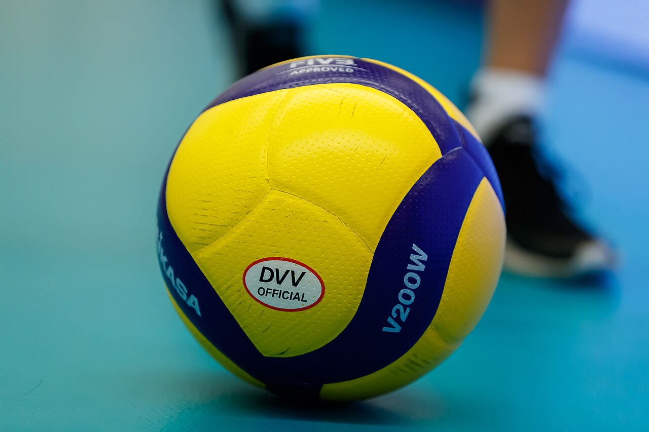 Piłka siatkowa Mikasa V200W sfotografowana podczas niemieckich rozgrywek w październiku 2022. Zdjęcie poglądowe, nie dokumentuje turnieju AZS w Wadowicach.