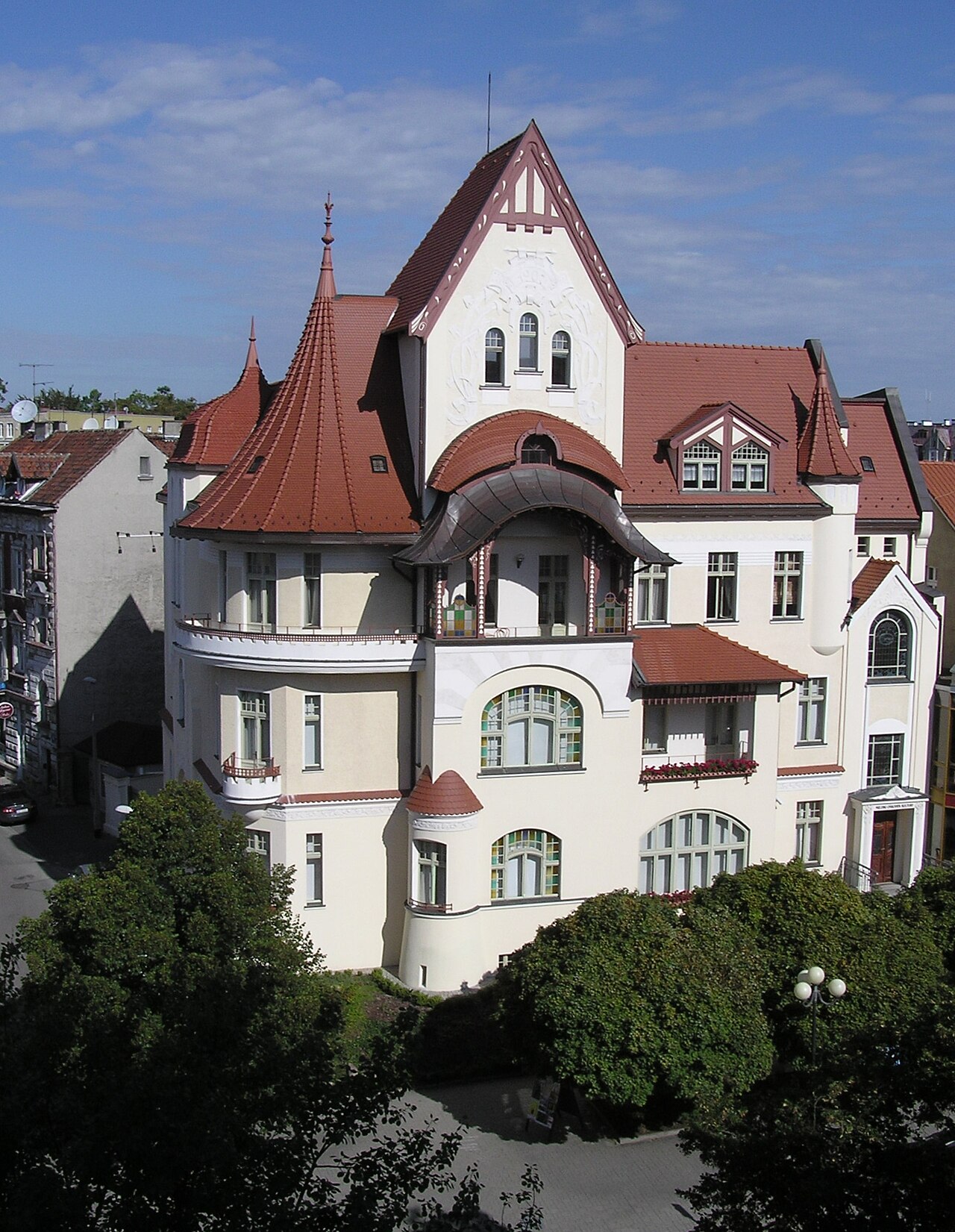 Kamienica Naujacka przy ul. Dąbrowszczaków 3 w Olsztynie, wrzesień 2011 roku. Archiwalne zdjęcie miejsca warsztatów.