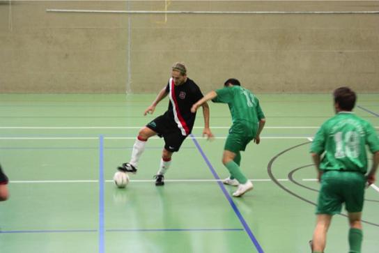 Futsal podczas gry. Zdjęcie poglądowe z innego zespołu; nie przedstawia zawodniczek AZS UWM High Heels Olsztyn.