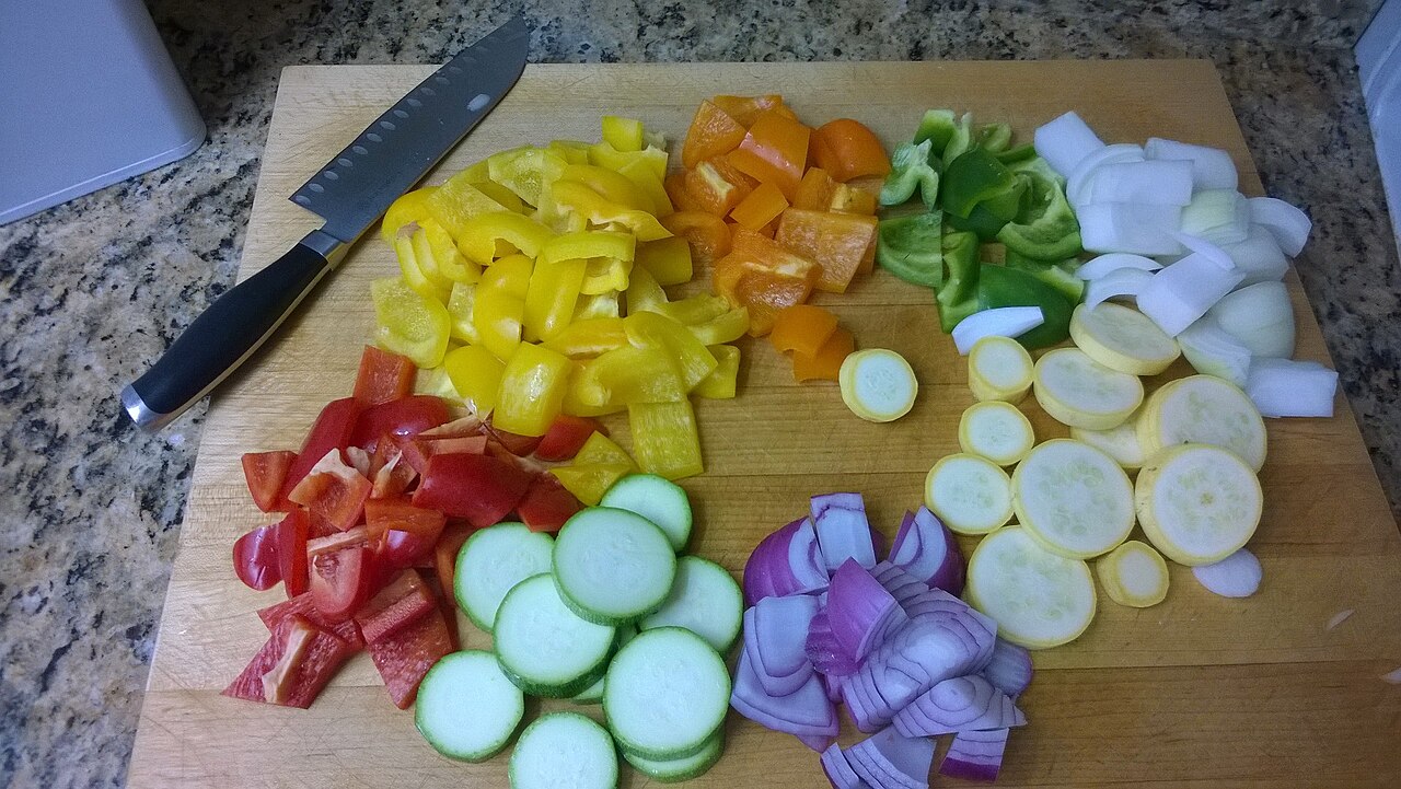Pokrojone warzywa na desce. Zdjęcie poglądowe; nie przedstawia potraw ani warsztatów w Stawigudzie i Rusi.