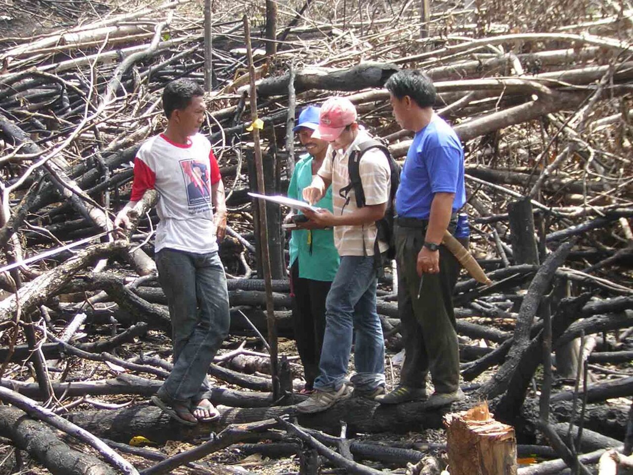 Praca terenowa związana z systemami informacji geograficznej w Indonezji, fotografia USAID z 2015 roku. Zdjęcie poglądowe, nie przedstawia studentów UWM.
