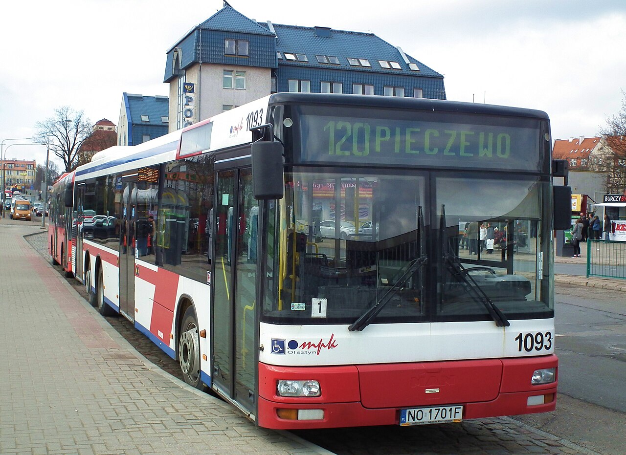 Autobus komunikacji miejskiej w Olsztynie na linii 120. Zdjęcie poglądowe; nie przedstawia linii 108, 110 ani 112.