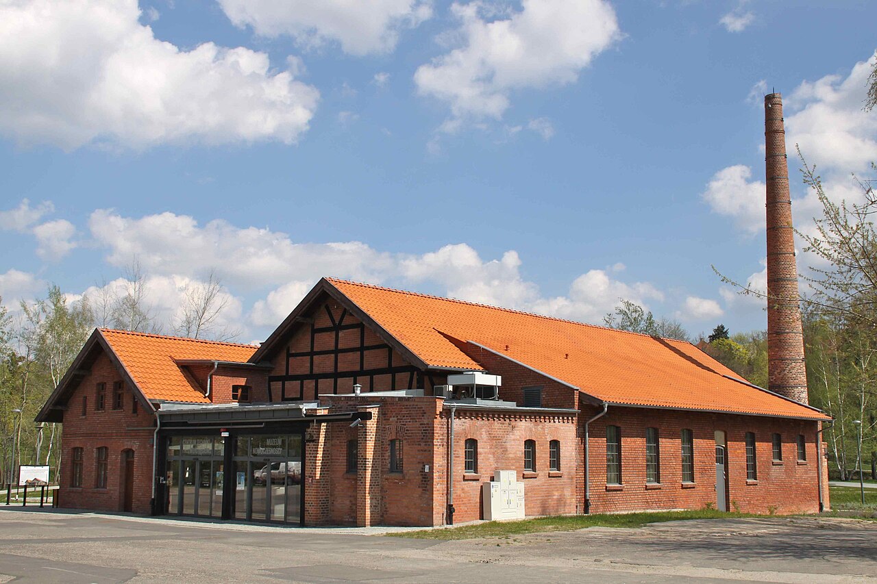 Muzeum Nowoczesności w Olsztynie na fotografii archiwalnej. Ilustracja miejsca zbiórki na spacer; nie przedstawia wydarzenia z Michałem Książkiem.