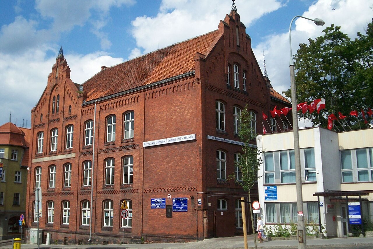 Budynek przy ul. Wyzwolenia 30 w Olsztynie; fotografia archiwalna miejsca zapowiedzianego posiedzenia Komisji Kultury.