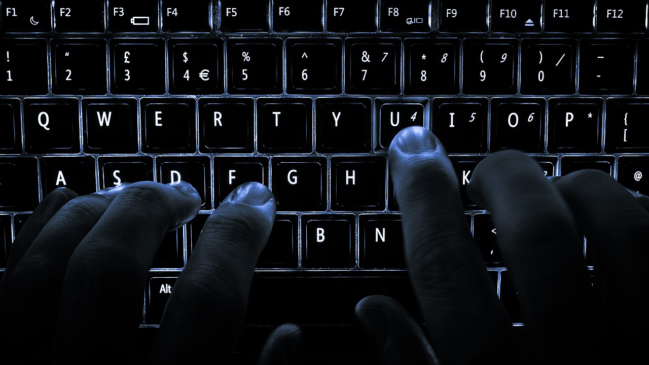 Dłonie na podświetlanej klawiaturze laptopa. Zdjęcie poglądowe; nie przedstawia pracowni GOK w Stawigudzie.