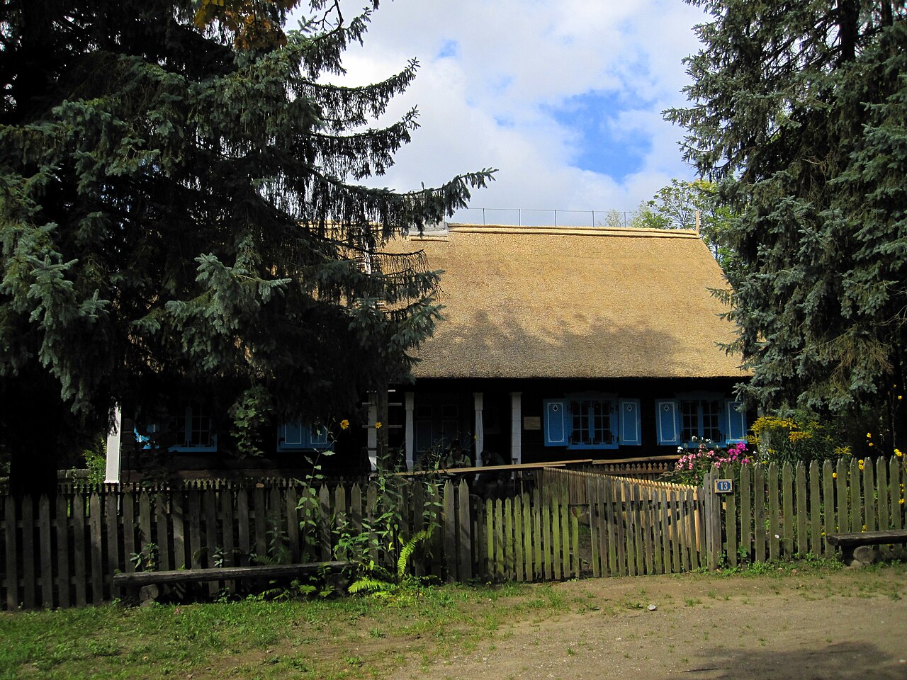 Zagroda powiślańska w Muzeum Budownictwa Ludowego w Olsztynku, fotografia z 2012 roku. Zdjęcie archiwalne placówki; nie przedstawia zakupionego sprzętu.