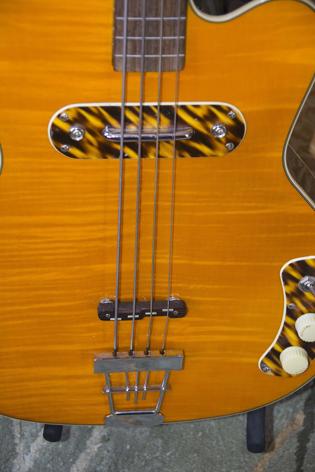 Elektryczna gitara basowa; zdjęcie poglądowe, nie przedstawia instrumentów zespołów Coramine ani Messy Brain.