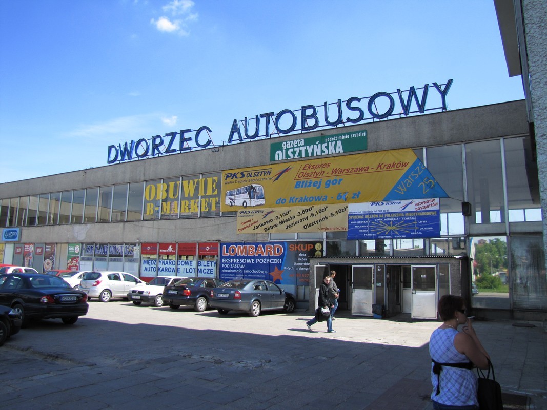 Dworzec PKS w Olsztynie w maju 2011 roku; zdjęcie archiwalne, nie dokumentuje obecnego stanu obiektu.