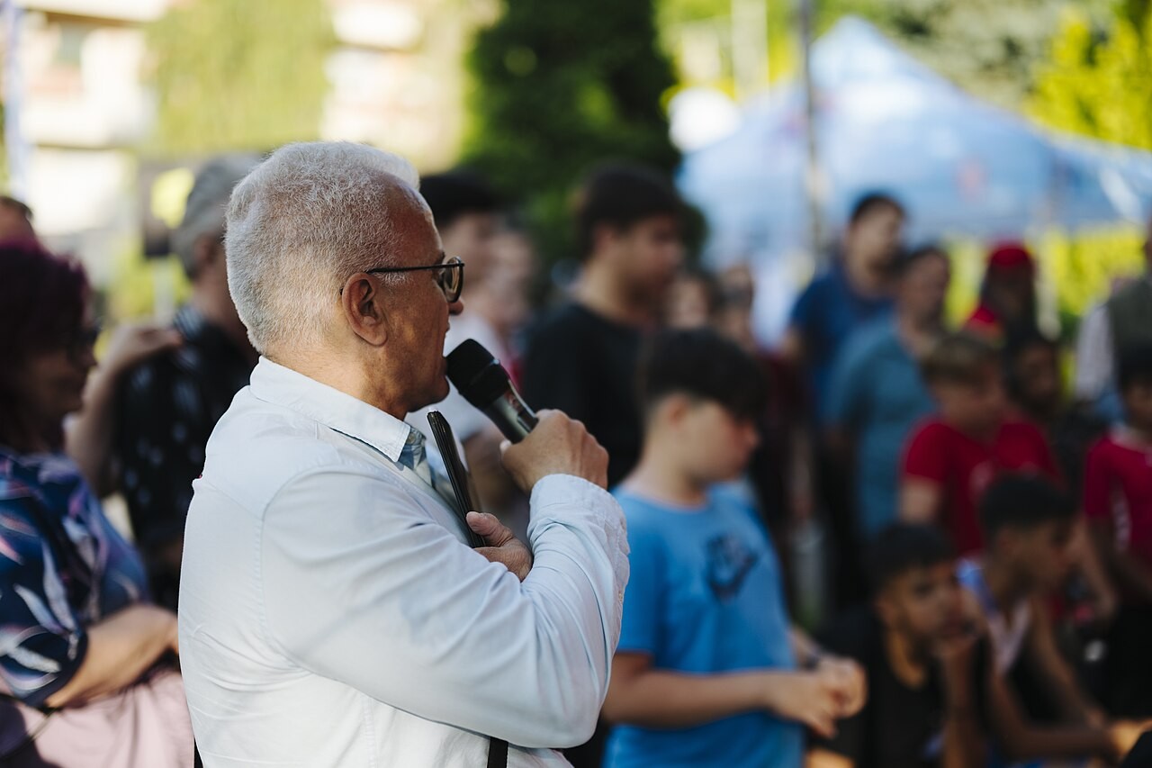 Publiczność podczas wydarzenia plenerowego; zdjęcie poglądowe, nie przedstawia festynu na olsztyńskim Niedźwiedziu.