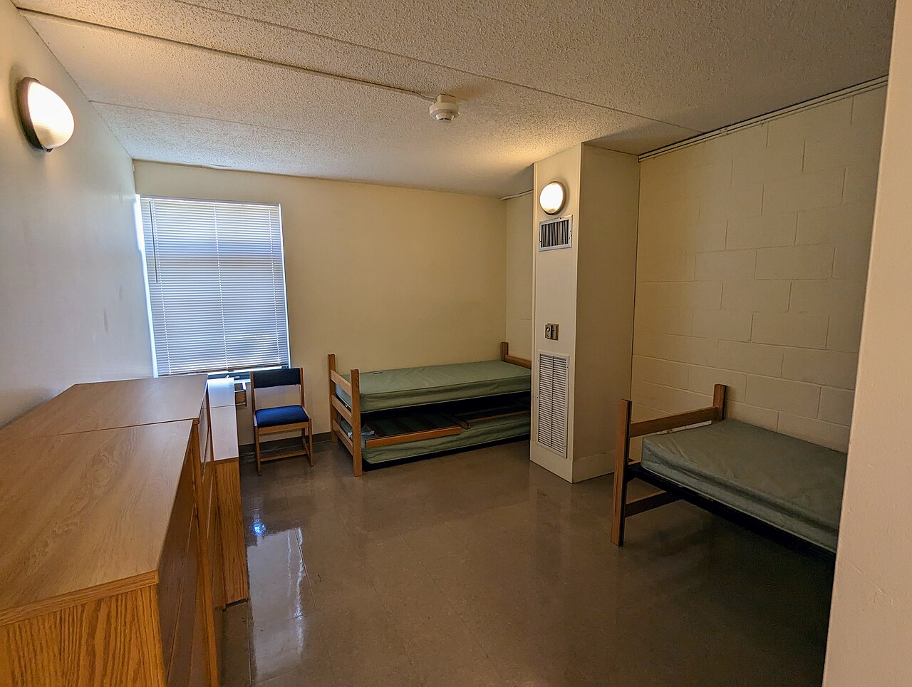 Pokój w Stoneridge Hall, Endicott College w USA, 2023 rok. Zdjęcie poglądowe; nie przedstawia akademika UWM ani dostępnego pokoju w Kortowie.