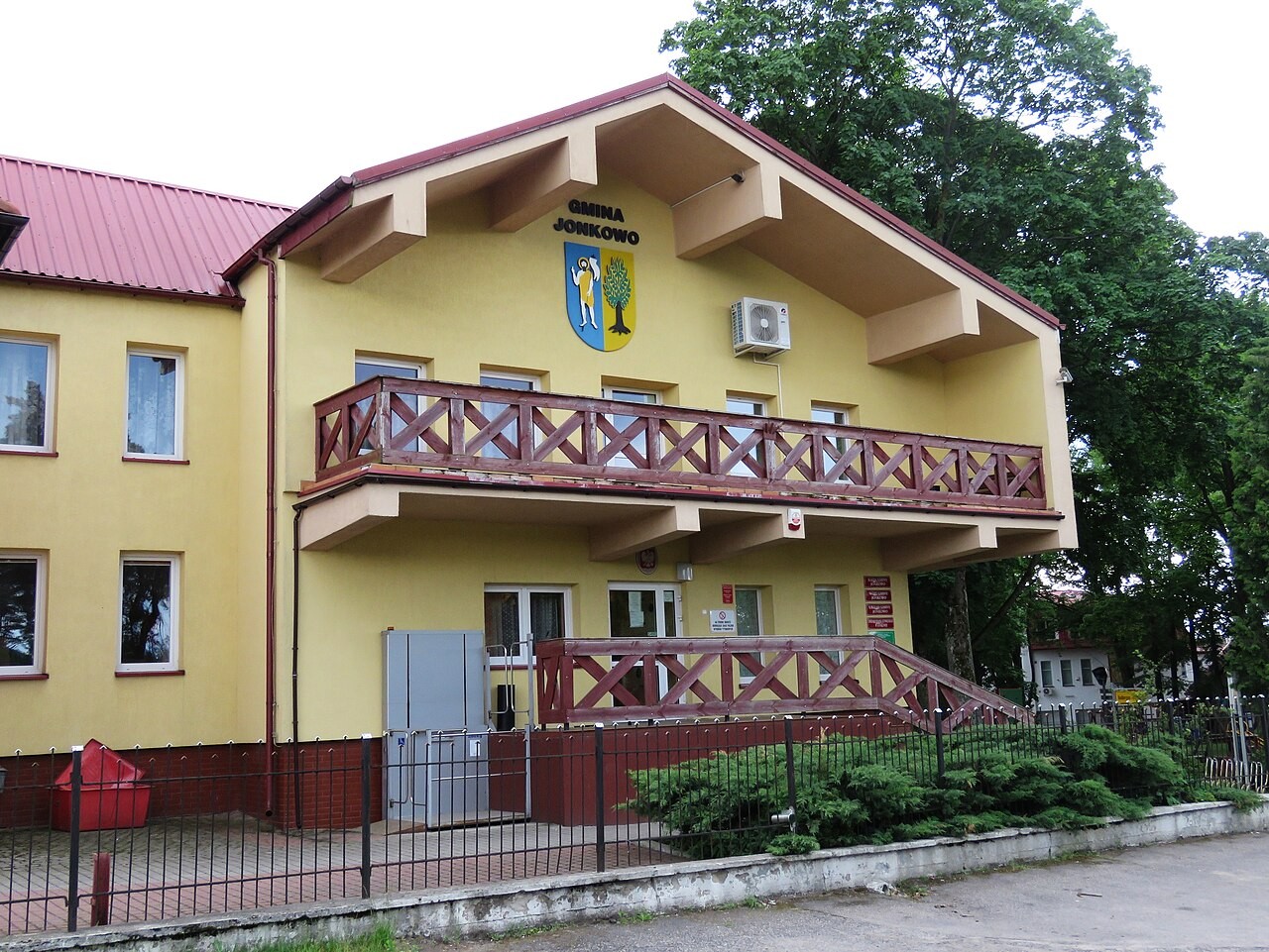 Urząd Gminy w Jonkowie; zdjęcie archiwalne budynku, nie przedstawia posiedzenia komisji.