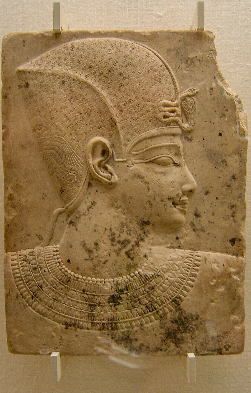 Staroegipski relief portretowy w Muzeum Gulbenkiana w Lizbonie, zdjęcie z 2006 roku. Materiał poglądowy do tematu sztuki Egiptu, nie eksponat olsztyńskiego BWA.