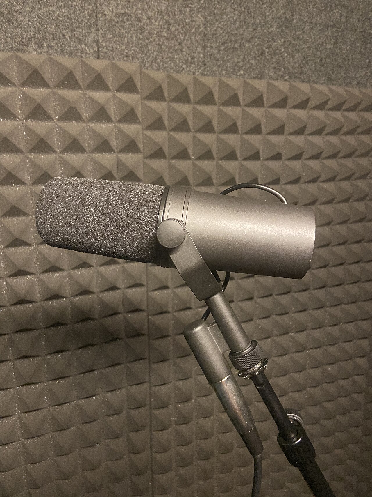 Mikrofon Shure SM7. Zdjęcie poglądowe; nie przedstawia studia ani wyposażenia Radia Olsztyn.