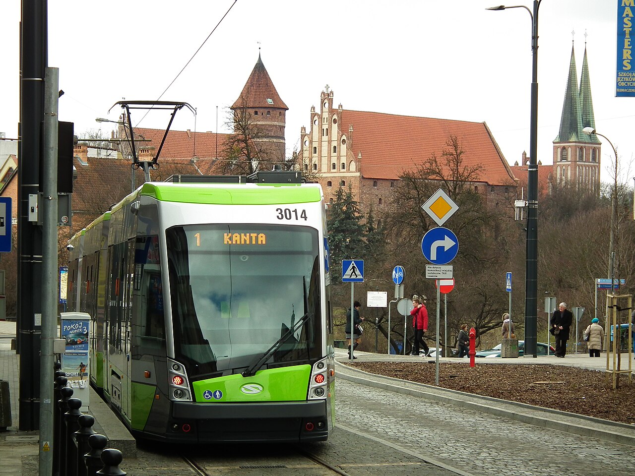 Tramwaj Solaris Tramino w Olsztynie w 2016 roku. Zdjęcie archiwalne, poglądowe; nie dokumentuje zmian rozkładu z 2026 roku.