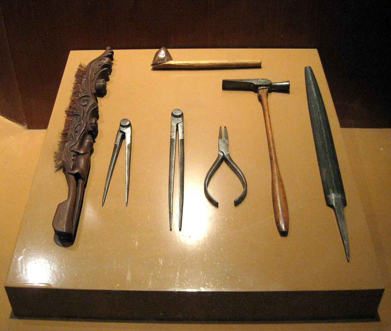 Narzędzia do wykonywania batiku w Muzeum Narodowym Indonezji w Dżakarcie, 2010 rok. Zdjęcie poglądowe; nie przedstawia prac ani narzędzi Moniki Załęskiej.